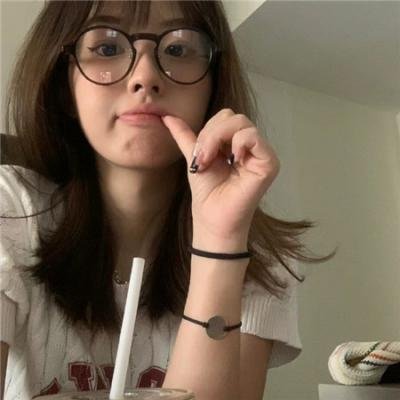 我罩袍下的口红